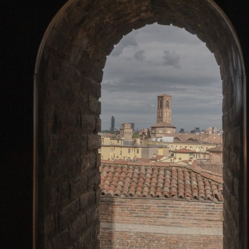Vista panoramica di Bologna dalla Torre Prendiparte, dimora storica in centro